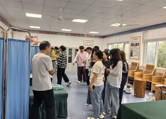 入学教育系列活动——药学院2026级新生实验室参观活动圆满举行