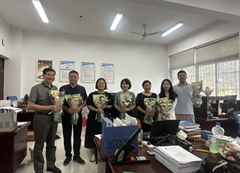 药学院庆祝教师节系列活动——学院领导携鲜花送各位教师送美好祝福