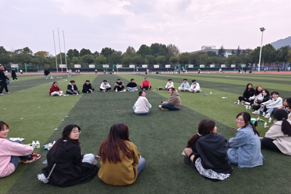 以趣为媒 以暖减压——药学院院务助理团开展特色晚训活动